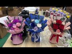 Ημέρα του Αλεντίνου, ένα μπουκέτο από διατηρημένα τριαντάφυλλα και παγωμένα μπλε λουλούδια για την κοπέλα σου και τον καλύτερο φίλο σου.