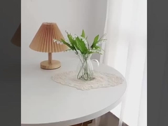 Ακριβώς το ίδιο με το μικρό κρίνο του μπλε στυλ. Φρέσκα και ελαφριά διακοσμητικά αντικείμενα, το χέρι της νύφης.