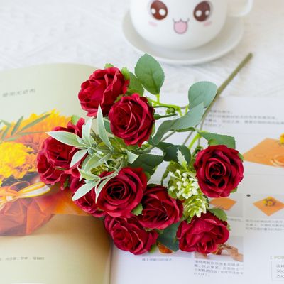 Αγορά Τα μικρά τριαντάφυλλα χρησιμοποιούνται για να διακοσμήσουν τα μπουκέτα γάμου και τα έπιπλα των ξενοδοχείων διαδικτυακή κατασκευή