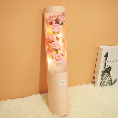 Αγορά Τα δημιουργικά δώρα της Ημέρας του Αγίου Βαλεντίνου για την κοπέλα σας και τον καλύτερο φίλο σας, όπως μπουκέτα σαπουνιού, τεχνητά κουτιά δώρων τριαντάφυλλων και κουβάδες αγκαλιών, είναι διαθέσιμα για χονδρικό από τον κατασκευαστή διαδικτυακή κατασκευή