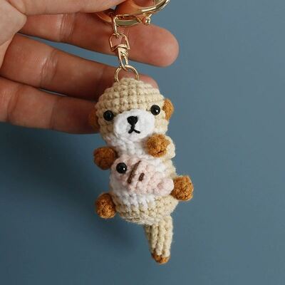 Αγορά Πλέξιμο Amigurumi Γλυκό Πλούσιο Βίδρα Κρατώντας Ψαρά Keychain Oyuncak Crochet Ζώα Παιχνίδια Κούκλα Soft Crocheted Βίδρα Keychains διαδικτυακή κατασκευή