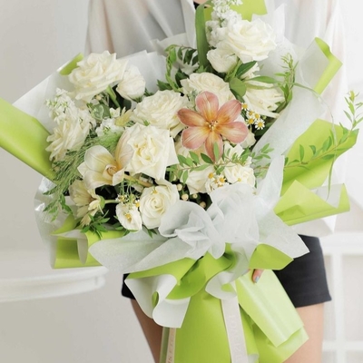 Καλή τιμή Προσαρμοσμένο Floral τυλίγοντας έγγραφο 58*58cm μεγέθους πλαστική ταινία για τη συσκευασία ανθοκόμων σε απευθείας σύνδεση
