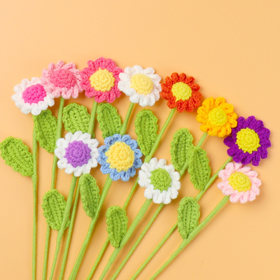 Καλή τιμή. Πολυχρωματικό χειροποίητο Crochet Daisy Flower Bouquet Δημιουργικά τεχνητά λουλούδια Τέλειο δώρο για την ημέρα του Αγίου Βαλεντίνου για τον καλύτερο φίλο σε απευθείας σύνδεση