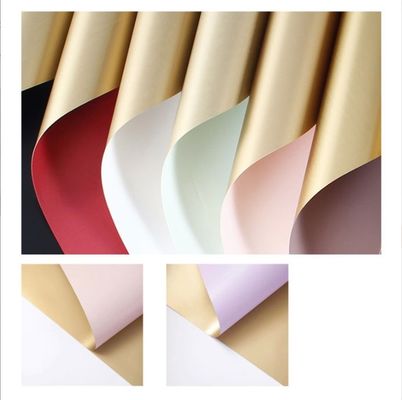 Καλή τιμή. Πλαστικό Φλωρίστας Συσκευαστικό Κουλούρι Χαρτί συσκευασίας Ημέρα του Αγίου Βαλεντίνου Διχρωματική ταινία Αδιάβροχο χρυσό χαρτί για συσκευασία λουλουδιών σε απευθείας σύνδεση