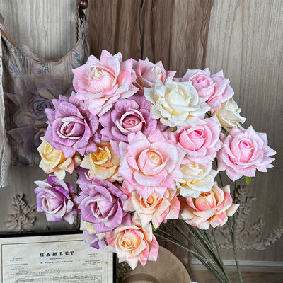 Καλή τιμή. Τρία κεφάλια ανάγλυφο τριαντάφυλλο διακόσμηση γάμου υλικό λουλουδιών φόντο τοίχου προσομοίωσης λουλουδιών διακόσμηση σπιτιού μαλακό διακοσμητικό τριαντάφυλλο τελικό προϊόν σε απευθείας σύνδεση