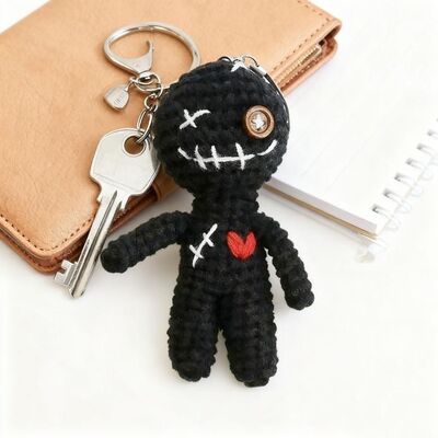 Καλή τιμή. Black Color Evil Crochet Doll Customized Knitting Cursed Doll with Red Heart Handmade Keychain Hanger for pp Stuffed Plush Doll σε απευθείας σύνδεση