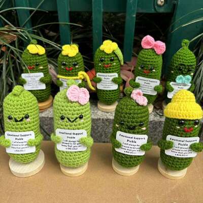 Καλή τιμή. Cute Positive Energy Emotional Cucumber Pickle Doll Hand-Knitted Crochet Doll Stress Relief Creative Gift Amigurumi Handmade Toy σε απευθείας σύνδεση
