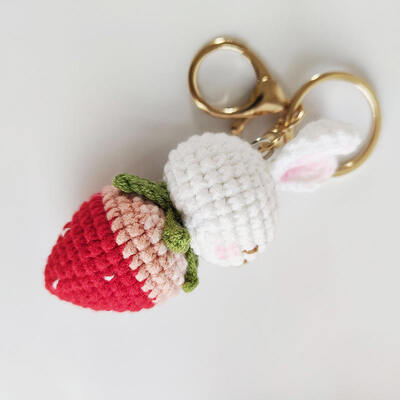 Καλή τιμή. Κρεχούτιση Στρωμπούρι Bunny Keychain Δημιουργικό πλέξιμο Υφασμένο χειροποίητο Γλυκό Κουνέλι Καρότο Κούκλα Τσάντα Συσκευές Πλούσιο Keychain σε απευθείας σύνδεση